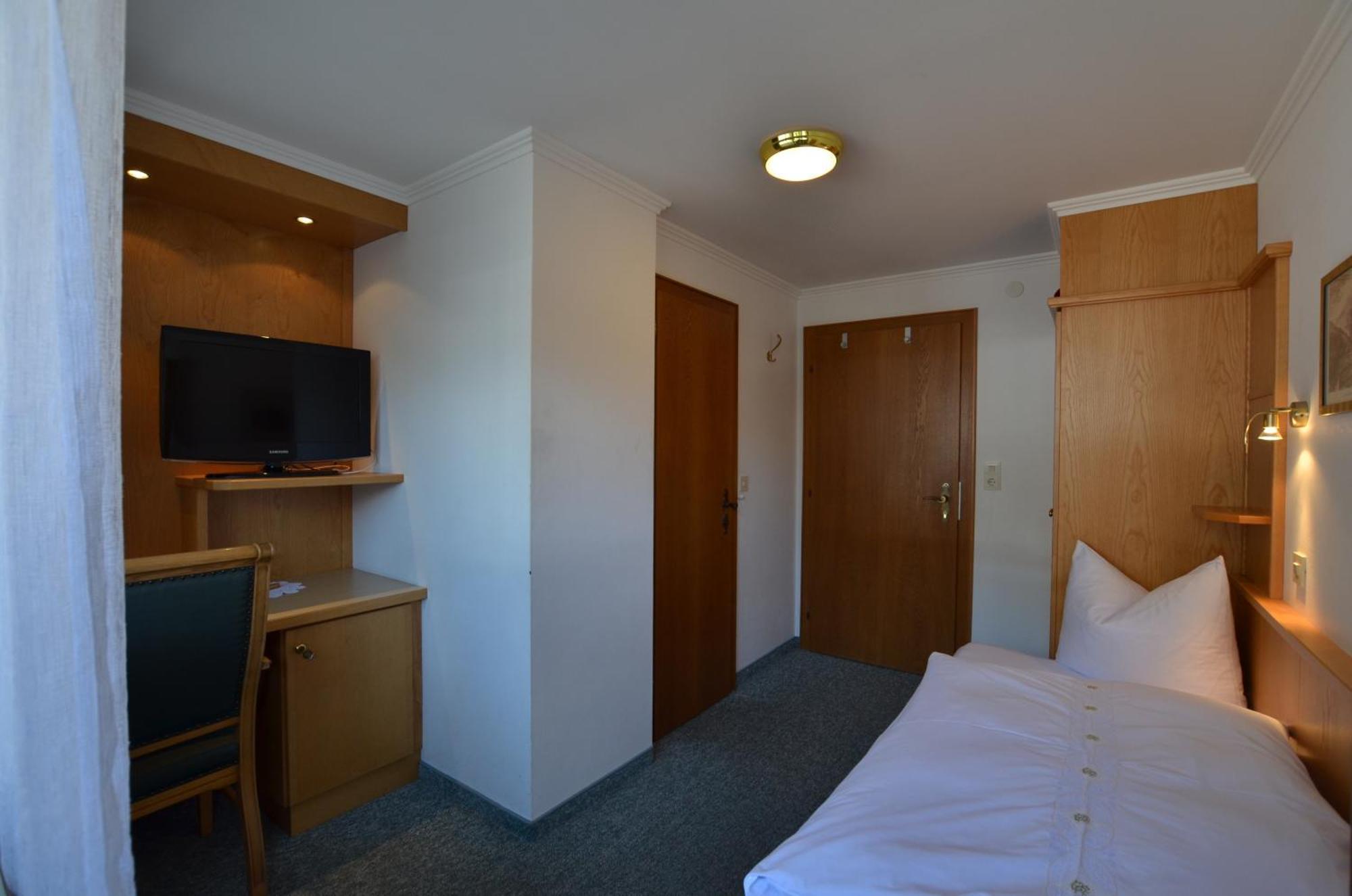 Haus Monika Und Haus Claudia Hotel Майерхофен Екстериор снимка